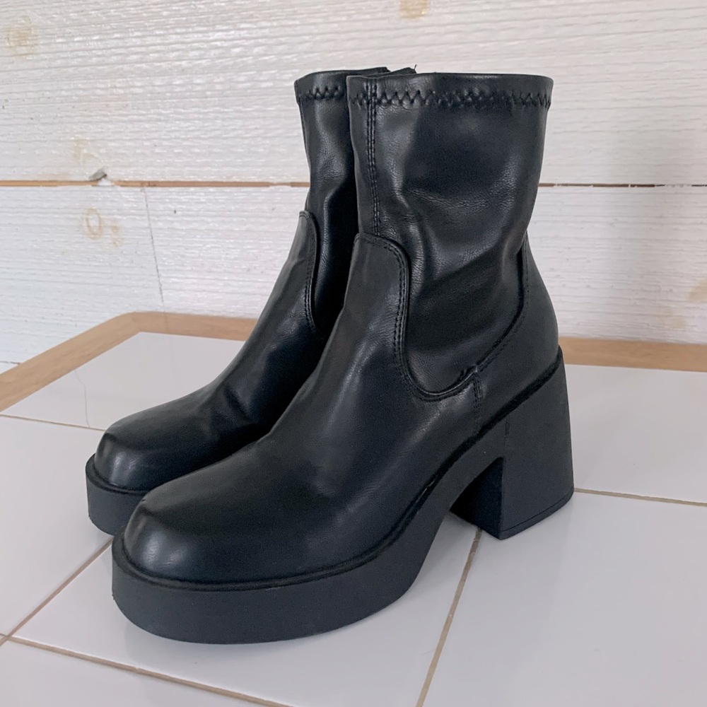 3-1/2” Chunky Heel Zip up Low Cut Boot.  Size 7-1/2.